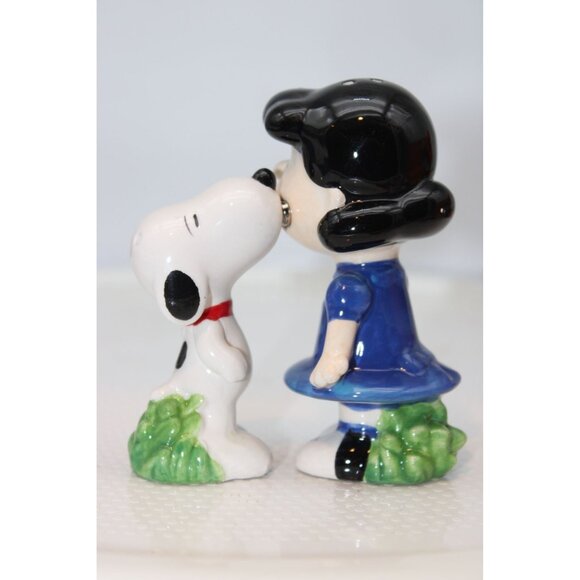 Salt & Pepper Shakers - Peanuts Snoopy kissing Lucy by Westland Giftware - Picture 3 of 5
